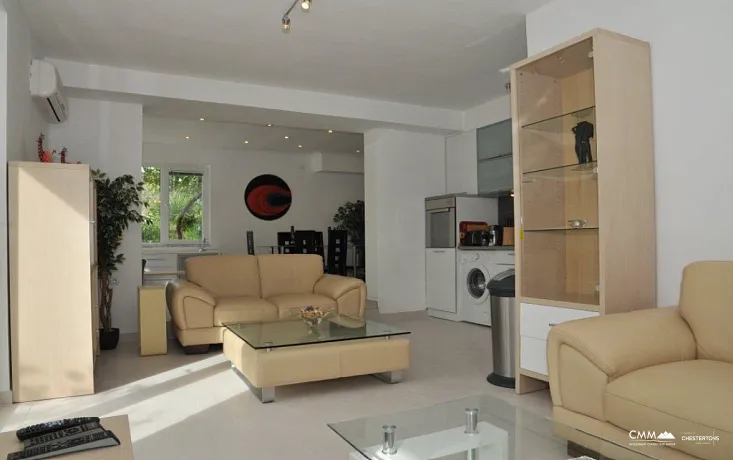 Tivat'ta büyük havuz ve bahçeli nefes kesici villa satılık
